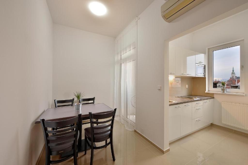 Self Check-In Apartments By Amber Pressburg Exterior foto